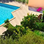 Logis Les Grenadines Готель