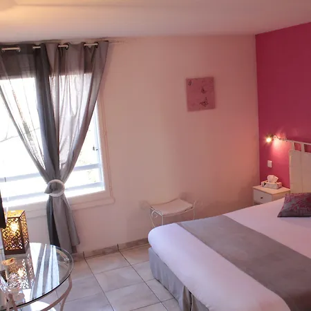 Logis Les Grenadines Hotel 3*