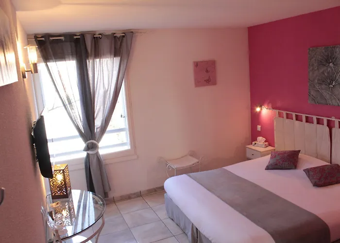 Logis Les Grenadines Hotel 3*